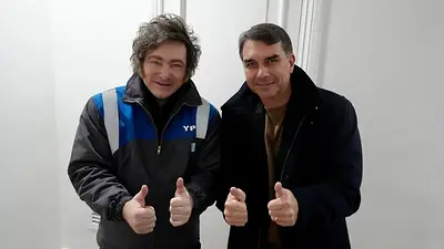 Milei viaja a Brasil para respaldar la candidatura de Flávio Bolsonaro Milei viaja a Brasil para respaldar la candidatura de Flávio Bolsonaro