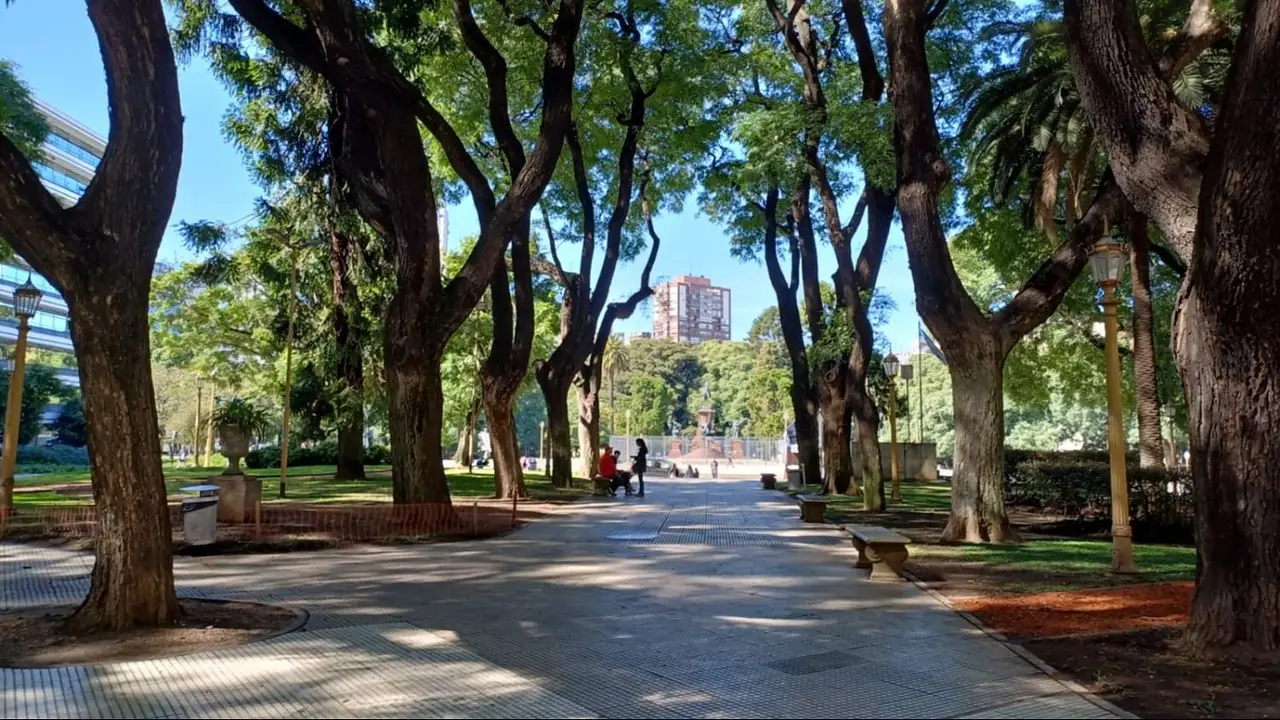 La Plaza San Martín será escenario de una caminata gratuita para conocer su historia, arquitectura y los escritores que la convirtieron en un símbolo.