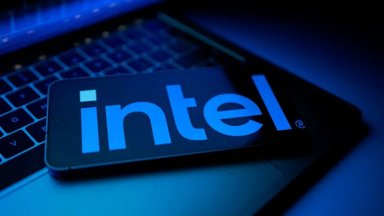 Las previsiones de ventas y ganancias de Intel superan las expectativas; eleva la inversión por la IA