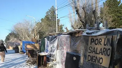 Pese al aumento decretado por el gobernador Vidal, persisten protestas policiales en Santa Cruz y continúa el acampe Pese al aumento decretado por el gobernador Vidal, persisten protestas policiales en Santa Cruz y continúa el acampe