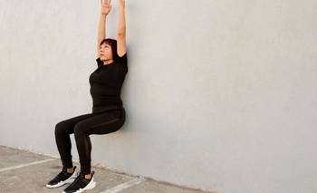 Qué es el "wall pilates", la rutina que se volvió viral y se puede hacer en casa | Salud