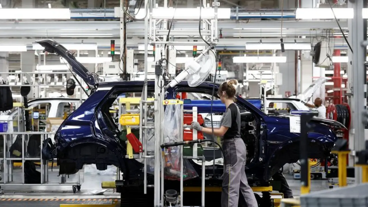 La actividad empresarial de la eurozona vuelve a crecer por primera vez en cuatro meses, según el PMI