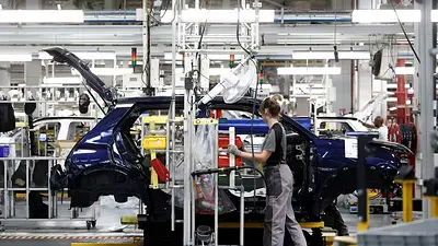 La actividad empresarial de la eurozona vuelve a crecer por primera vez en cuatro meses, según el PMI La actividad empresarial de la eurozona vuelve a crecer por primera vez en cuatro meses, según el PMI