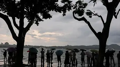 China se prepara para fuertes lluvias mientras se acerca la tormenta tropical Noul China se prepara para fuertes lluvias mientras se acerca la tormenta tropical Noul