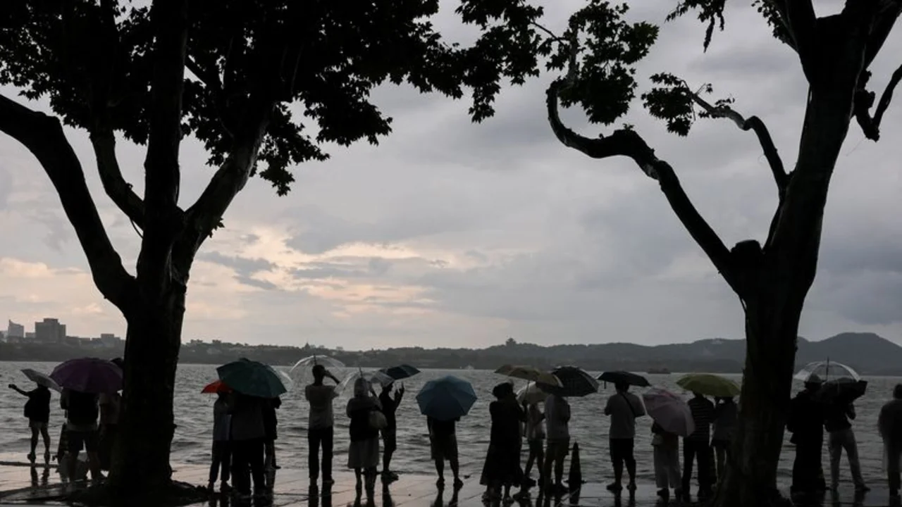 China se prepara para fuertes lluvias mientras se acerca la tormenta tropical Noul