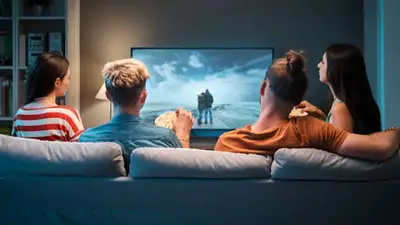 Grupo de amigos ve tv Grupo de amigos ve tv