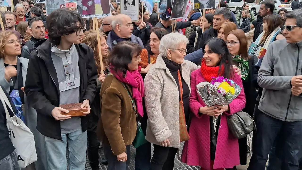 Tras 50 años de búsqueda: el emotivo último adiós en Plaza de Mayo a víctimas de La Perla