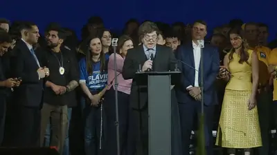 Javier Milei en el escenario del lanzamiento de campaña de Flavio Bolsonaro Javier Milei en el escenario del lanzamiento de campaña de Flavio Bolsonaro