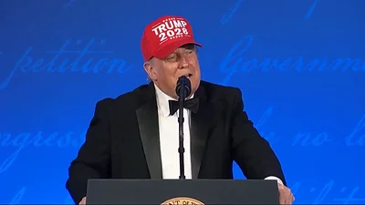 Donald Trump con una gorra que dice "Trump 2028" Donald Trump con una gorra que dice "Trump 2028"