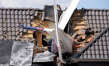 Una avioneta se estrelló en una casa en Alemania: murió el piloto y hay un desaparecido | Accidente