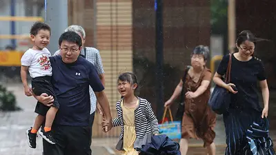 Sur de China se enfrenta a lluvias torrenciales y al riesgo de inundaciones tras la llegada del tifón Noul a tierra firme Sur de China se enfrenta a lluvias torrenciales y al riesgo de inundaciones tras la llegada del tifón Noul a tierra firme