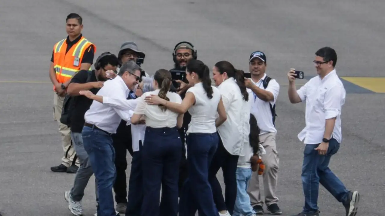 Regresa expresidente Hernández a Honduras para enfrentar a la justicia