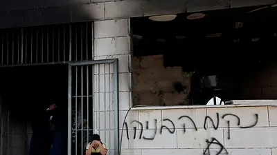 Colonos israelíes incendian mezquitas de Cisjordania tras un enfrentamiento mortal Colonos israelíes incendian mezquitas de Cisjordania tras un enfrentamiento mortal