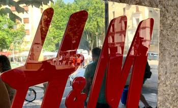 Un tribunal español ordena a H&M que deje de registrar las bolsas y las taquillas de sus empleados | H