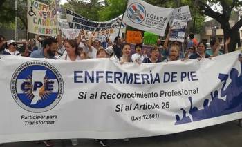Salarios de pobreza y pluriempleo: enfermeros marchan contra el ajuste de Pullaro | Movilización