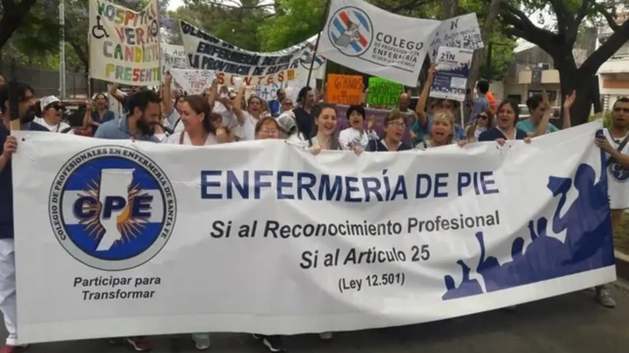 Salarios de pobreza y pluriempleo: enfermeros de Santa Fe marchan contra el ajuste de Pullaro