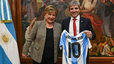 La dura conversación de Georgieva con una maquilladora argentina:”tengo tres trabajos” La dura conversación de Georgieva con una maquilladora argentina:”tengo tres trabajos”