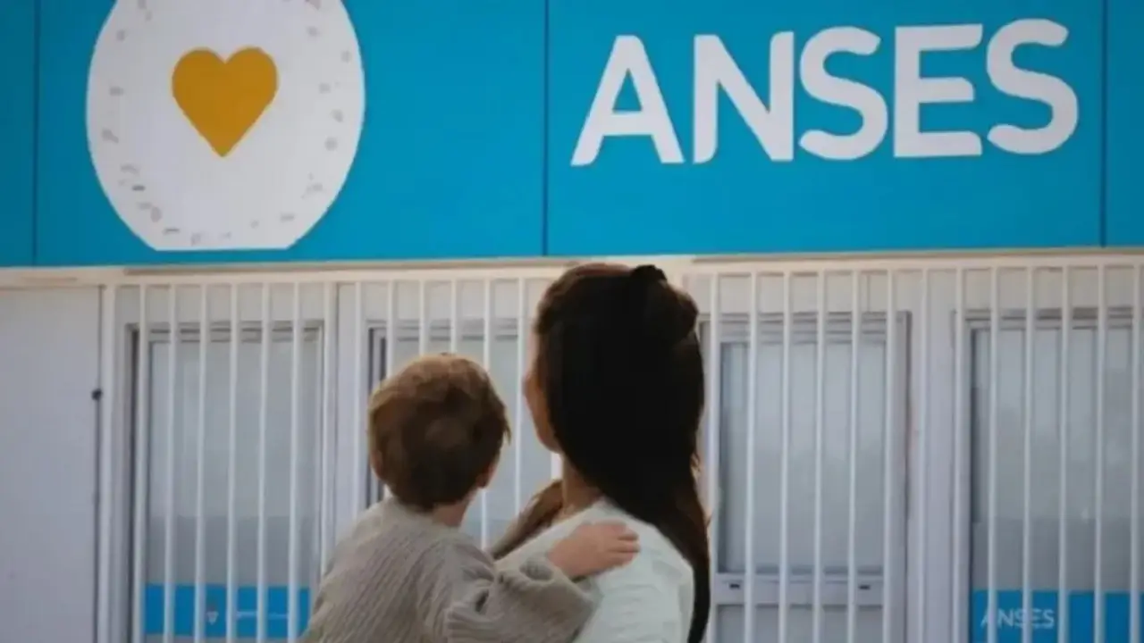 Madre e hijo en ANSES.
