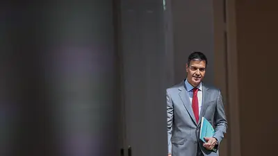 Sánchez presume de "éxito" económico y de empleo: "Lo que está consiguiendo España es algo extraordinario" Sánchez presume de "éxito" económico y de empleo: "Lo que está consiguiendo España es algo extraordinario"