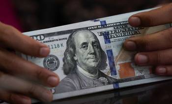 Dólar toca máximo en un mes mientras mercados esperan decisión de tasas de la Fed | Mercados