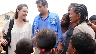 Angelina Jolie y otras figuras hacen un llamado a favor de la Convención de la ONU para los refugiados Angelina Jolie y otras figuras hacen un llamado a favor de la Convención de la ONU para los refugiados