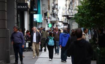 Cautela en los mercados: caen las acciones en medio de prudencia inversora | Mercados