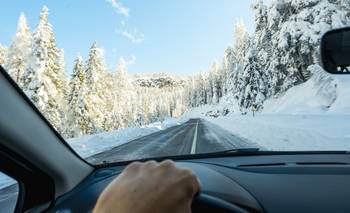 ¿Cómo manejar seguro en la nieve? Los consejos clave | Autos