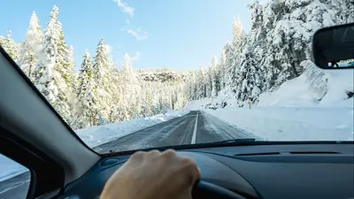 Manejando bajo la nieve Manejando bajo la nieve