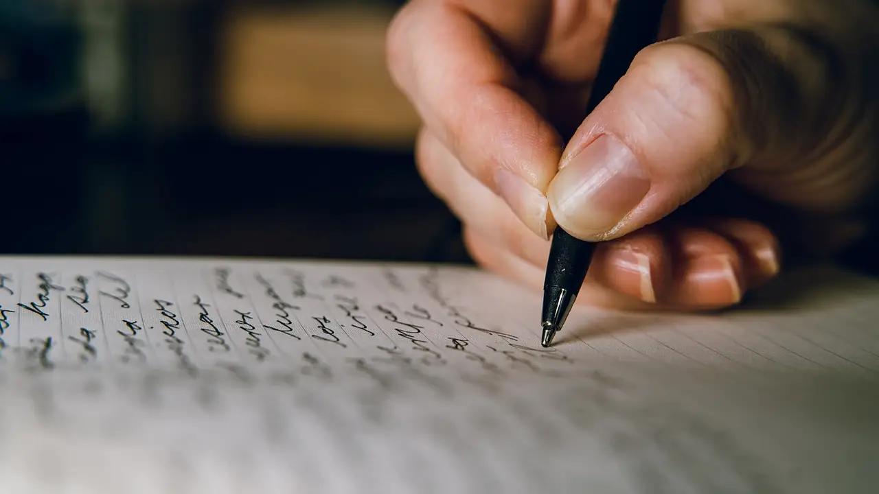 Persona escribiendo.