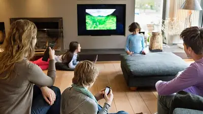 Familia ve televisión Familia ve televisión