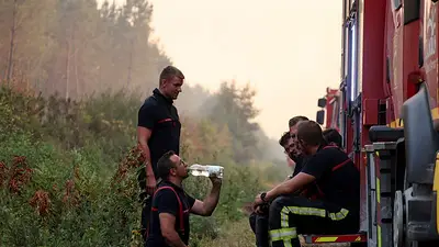 Los bomberos mantienen bajo control los incendios en Francia mientras la ola de calor se intensifica Los bomberos mantienen bajo control los incendios en Francia mientras la ola de calor se intensifica