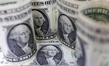 El Gobierno subió la tasa para secar de pesos y corre al dólar desde atrás | Dólar