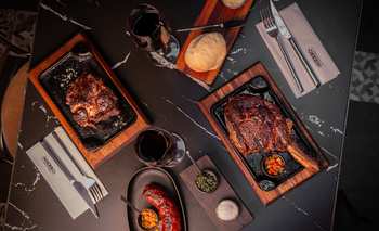Fuegos, coctelería y vista al agua: la parrilla que se volvió furor para comer | Gastronomía