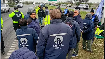 Paro y movilización en Santa Fe: municipales levantaron el corte y negocian con el Municipio Paro y movilización en Santa Fe: municipales levantaron el corte y negocian con el Municipio
