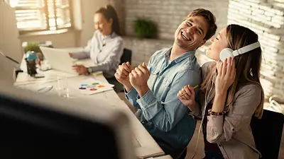 Trabajadores en una oficina con ambiente laboral distendido Trabajadores en una oficina con ambiente laboral distendido