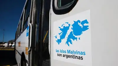 Colectivo con el sticker de las Islas Malvinas Colectivo con el sticker de las Islas Malvinas