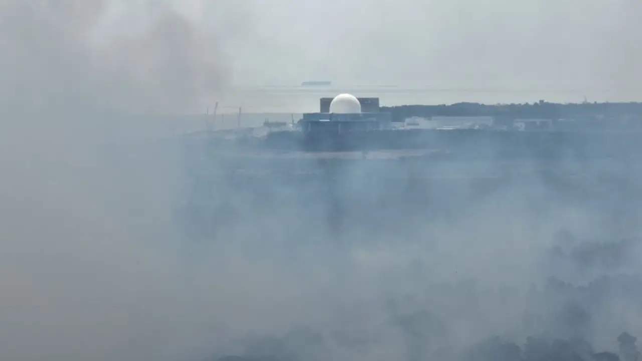 Un incendio forestal arrasa el este de Inglaterra, pero no supone amenaza para cercana central nuclear