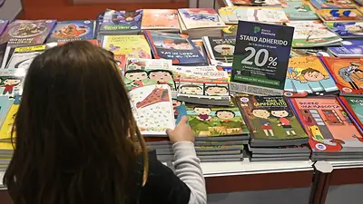 Libros y un cartel de la Cuenta DNI Libros y un cartel de la Cuenta DNI