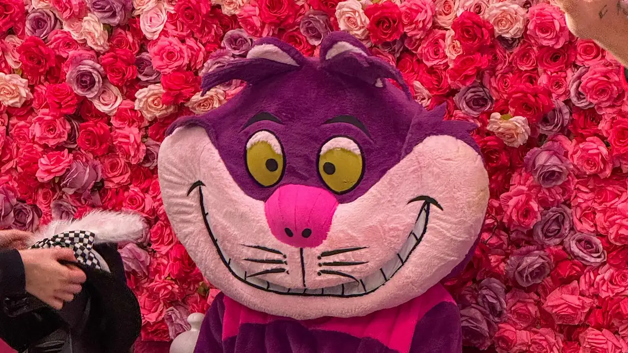 Dónde comer en Caballito: un restaurante temático inspirado en Alicia con actividades para toda la familia