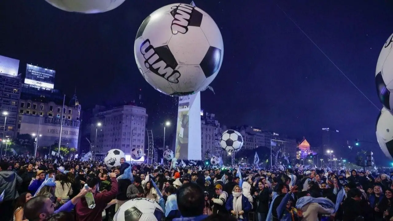 Miles de personas se acercaron al Obelisco para homenajear a la Selección Argentina.