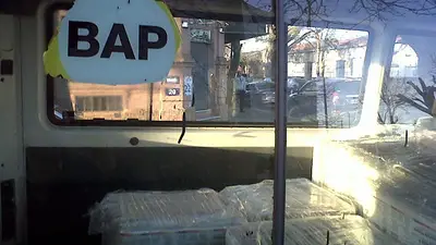 Elecciones 2015: denuncian que Macri reparte boletas con un vehículo del gobierno porteño Elecciones 2015: denuncian que Macri reparte boletas con un vehículo del gobierno porteño