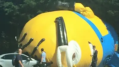Video: Un minion gigante aterrizó en medio de una autopista Video: Un minion gigante aterrizó en medio de una autopista