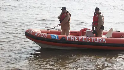 Encontraron un cuerpo e investigan si se trata del chico que cayó del Buquebús Encontraron un cuerpo e investigan si se trata del chico que cayó del Buquebús
