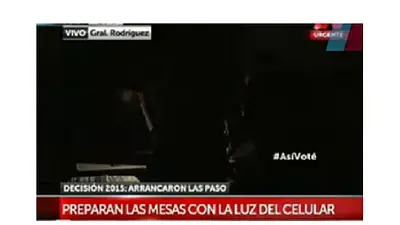 Se cortó la luz en la escuela donde vota Solá: iluminan con celulares Se cortó la luz en la escuela donde vota Solá: iluminan con celulares