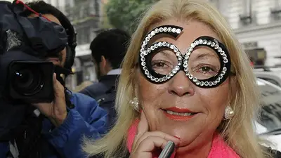 Los lentes de Carrió, las facturas de Macri y la cábala de Scioli, las perlas de las PASO Los lentes de Carrió, las facturas de Macri y la cábala de Scioli, las perlas de las PASO