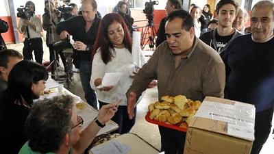 PASO 2015: un hombre se equivocó de sobre y metió 1.500 pesos en la urna PASO 2015: un hombre se equivocó de sobre y metió 1.500 pesos en la urna