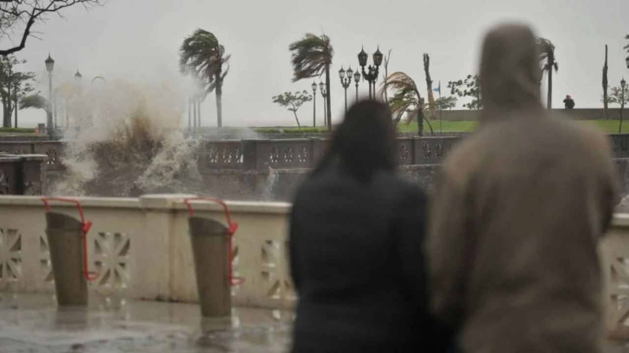 Emiten alerta en la Ciudad por la crecida del Río de la Plata