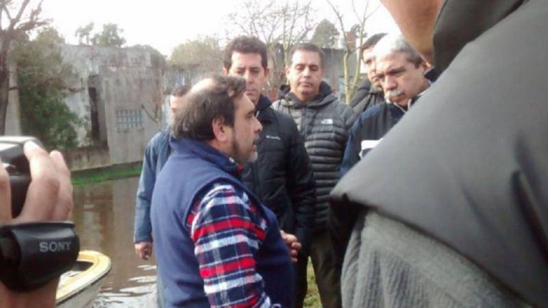 Aníbal Fernández y "Wado" de Pedro recorren las zonas inundadas