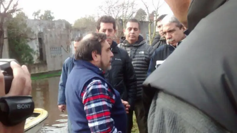 Aníbal Fernández y "Wado" de Pedro recorren las zonas inundadas
