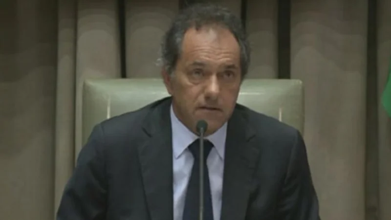 Scioli explicó por qué viajó a Roma pese a las inundaciones